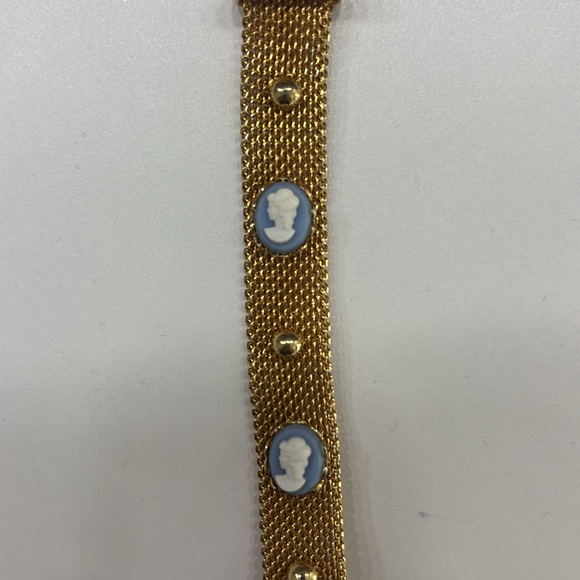 Vintage Jewelry - VINTAGE Gold Bracelet with Blue Cameo Accents